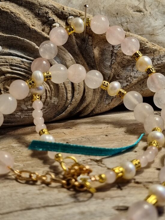 Rozā kvarca krelles "Mammai" Garums 46cm + ķēde Bumbiņa 8 mm Zaļa bantīte Zelta krāsas metāls