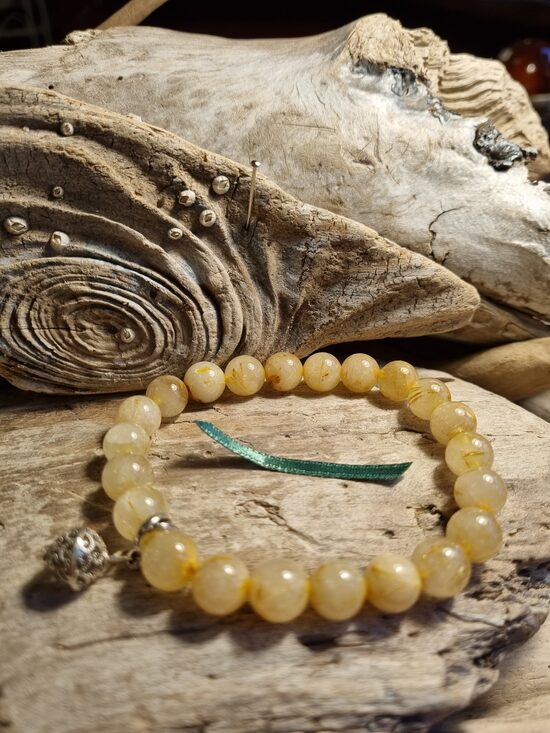 Rutilkvarca aproce "Laba diena" nr 1. Izmērs 19.5 cm Bumbiņa 9 mm Zaļa bantīte