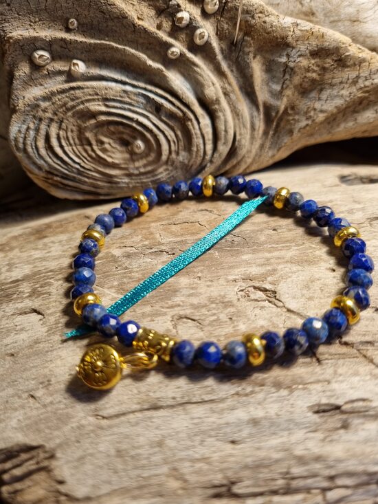 Lazurīta aproce "Palīgs dienas garumā" nr 2. Izmērs 18 cm Bumbiņas 6 mm Zelta krāsas detaļa Zaļa bantīte