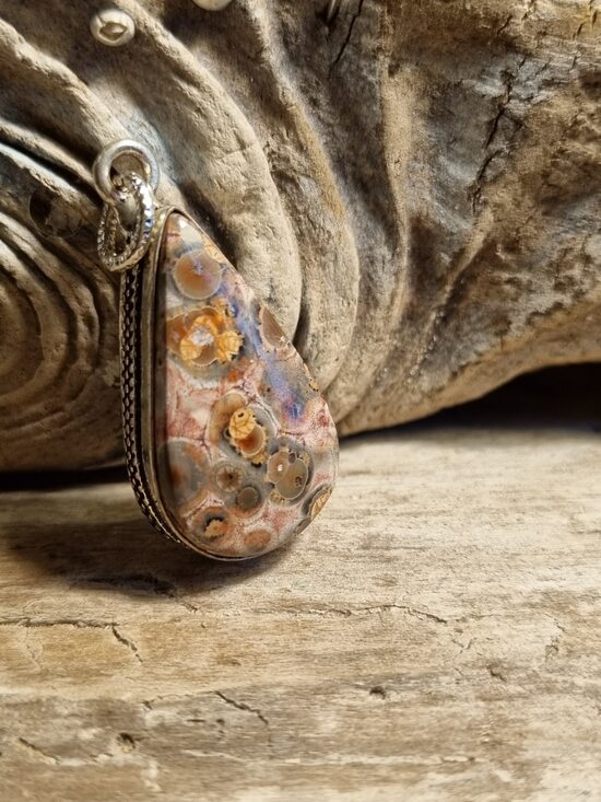 Leoparda jašmas kulons "Drosībai" Izmērs 3 x 1.5 cm Zaļa bantīte