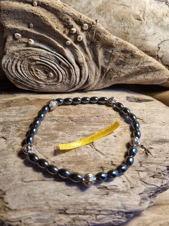 Hematīta aproce "Stiprai aizsardzībai" nr 1. Izmērs 18 cm Sudraba krāsas detaļas Dzeltena bantīte Bumbiņa 5 mm