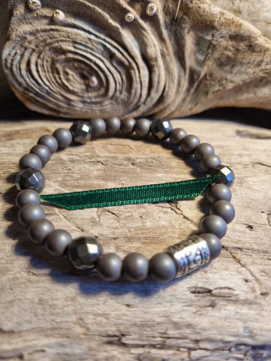 Hematīta aproce "Stiprai aizsardzībai" nr 2. Izmērs 17 cm Sudraba krāsas detaļas Zaļa bantīte Bumbiņa 6 mm