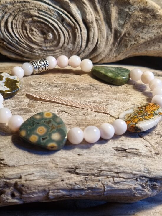 Okeāna jašmas aproce "Greznā" nr 1. Izmērs 20 cm Bumbiņas no gliemežvāka 7 mm Gaiša bantīte