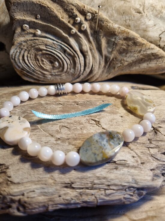 Okeāna jašmas aproce "Greznā" nr 2. Izmērs 20 cm Bumbiņas no gliemežvāka 7 mm Zila bantīte