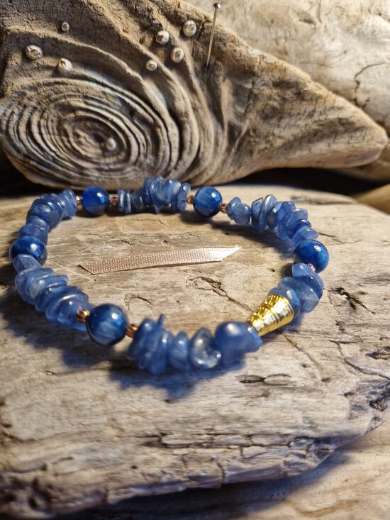 Kianīta aproce "Aizsardzība juristiem" nr 1. Izmērs 18 cm Zelta krāsas detaļas Bumbiņa 10 mm Gaiša bantīte