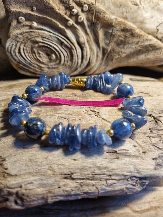 Kianīta aproce "Aizsardzība juristiem" nr 2. Izmērs 19 cm Zelta krāsas detaļas Bumbiņa 10 mm Rozā bantīte