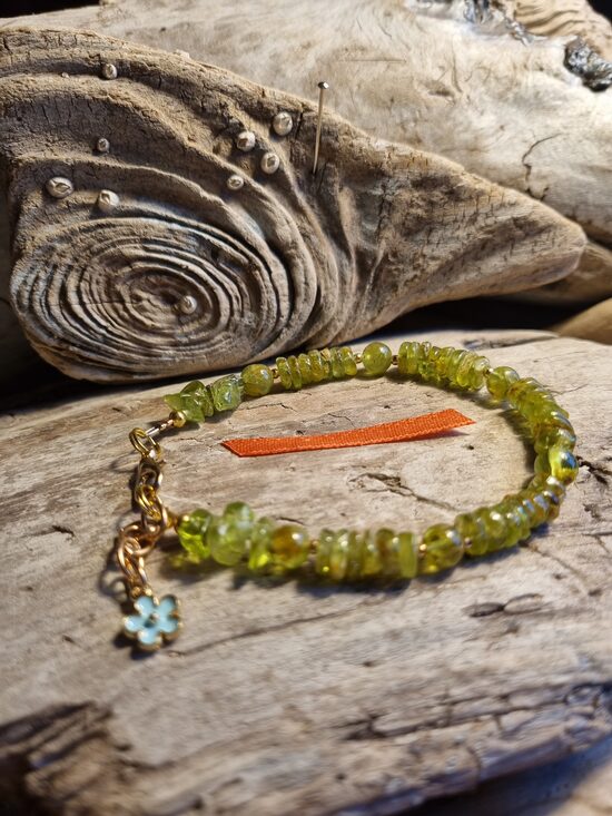 Peridota aproce Mana puķīte Izmērs 18 cm + ķēdīte Bumbiņa 6 mm Zelta krāsas metāls Rozā bantīte