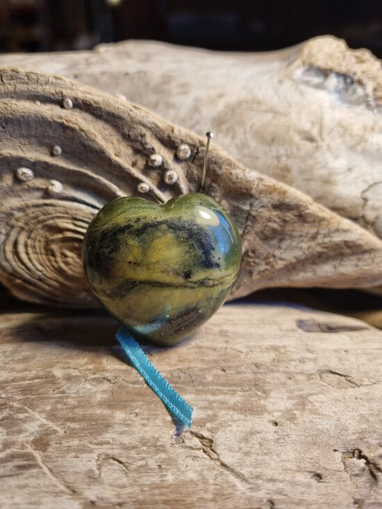 Nefrīta sirds "Manai mīļajai" Izmērs 4 x 4 cm Ar dabīgām švīkām Zila bantīte