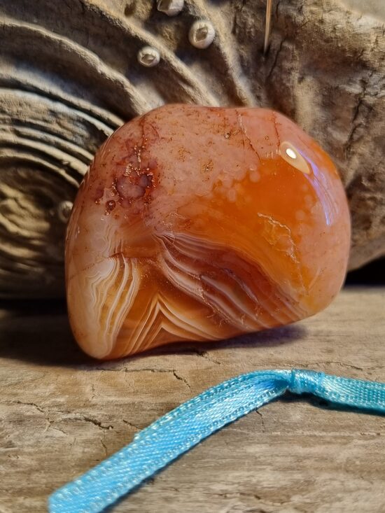 Aprikožu ahāta olis "Manai mīļajai" Izmērs 3.5 x 3 cm Ar dabīgām švīkām Zila bantīte