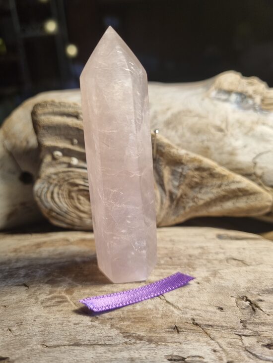 Rozā kvarca prizma "Vienmēr priecīgs" nr 1. Izmērs 8.5 x 2.5 cm No Madagaskaras Lillā bantīte