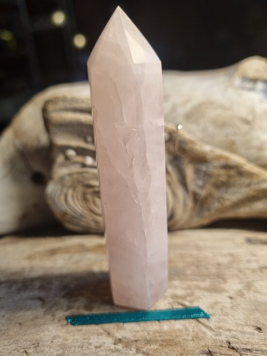 Rozā kvarca prizma "Vienmēr priecīgs" nr 2. Izmērs 8.5 x 2 cm No Madagaskaras Zaļa bantīte