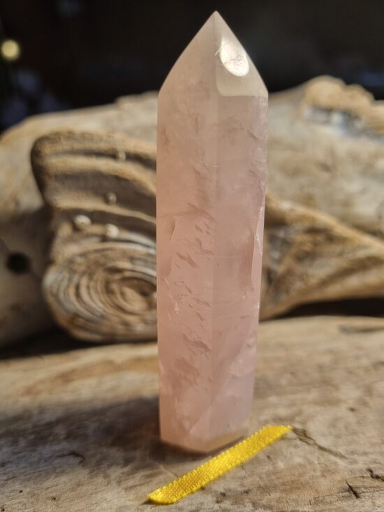 Rozā kvarca prizma "Manai mīļajai" Izmērs 8.5 x 2 cm No Madagaskaras Dzeltena bantīte