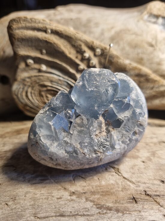 Celestīna drūza "Saglabāt harmoniju" Izmērs 6 x 4.5 x 6 cm Ar dabīgiem nobrāzumiem Nelikt ūdenī - izšķīdīs