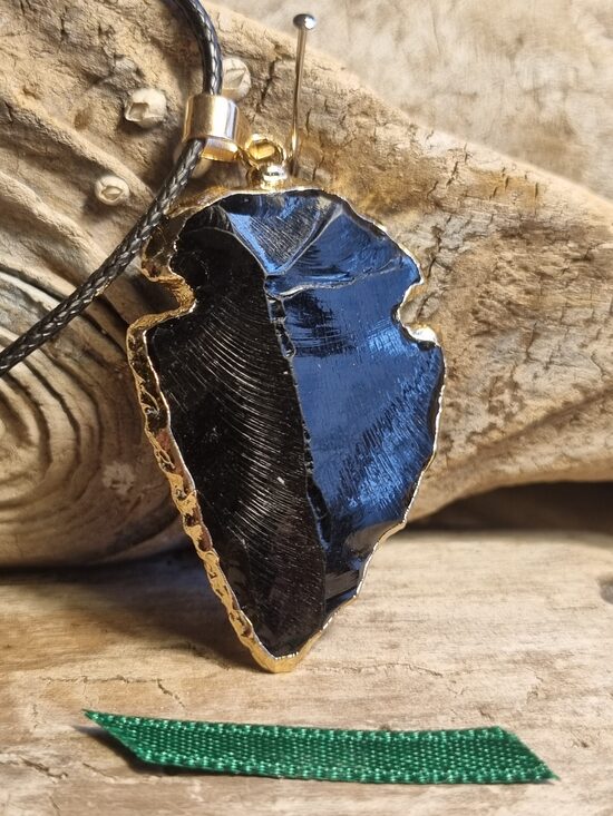 Melna obsidiāna kulons "Stipra aizsardzība" nr 1. Liels 4.5 x 3 cm Zelta krāsas metāls Zaļa bantīte