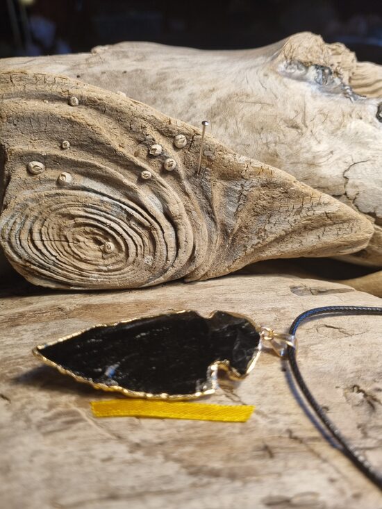 Melna obsidiāna kulons "Stipra aizsardzība" nr 2. Liels 6 x 2.6 cm Zelta krāsas metāls Dzeltena bantīte