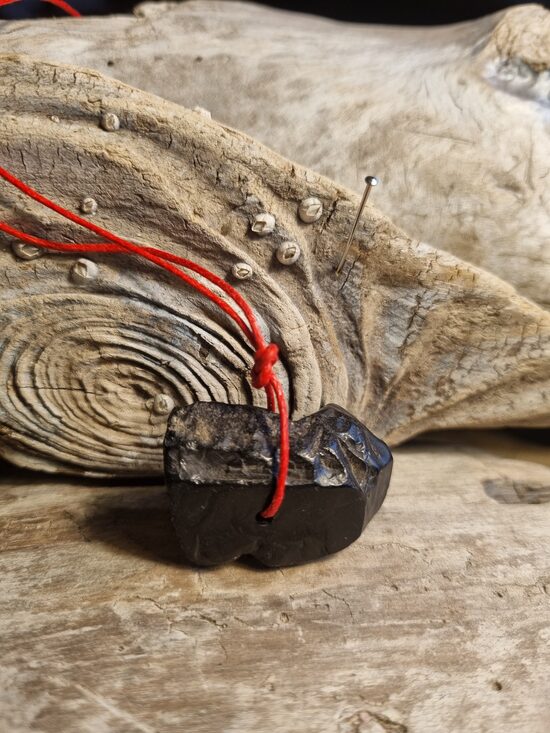 Liels un viegls gagata kulons "Depresijai nē" Izmērs 3.5 x 2 cm Sarkana aukla No Gruzijas atradnes