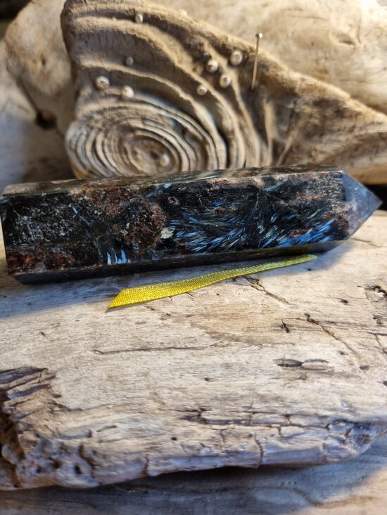 Nuumīta prizma "Enerģijas atjaunotājs" nr 1. Izmērs 9.5 x 2.5 cm No Grenlandes Dzeltena bantīte