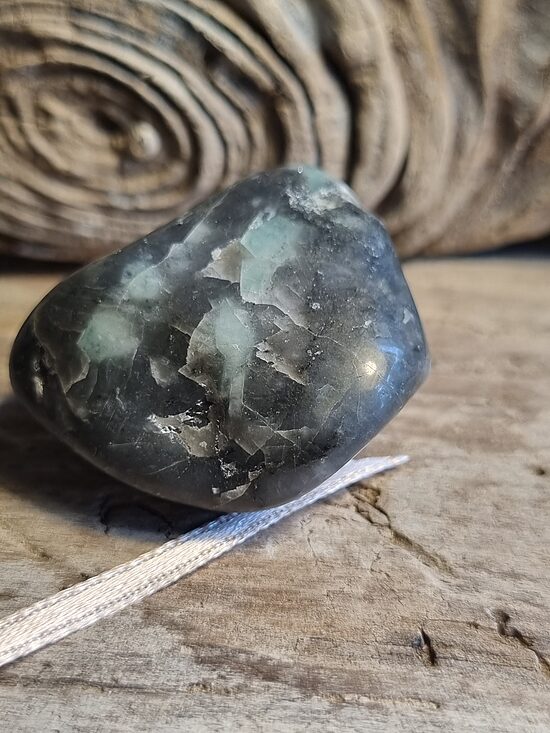 Smarads iezī "Mans līdzsvars" nr 1. Izmērs 3 x 2.5 cm Gaiša bantīte No Brazīlijas
