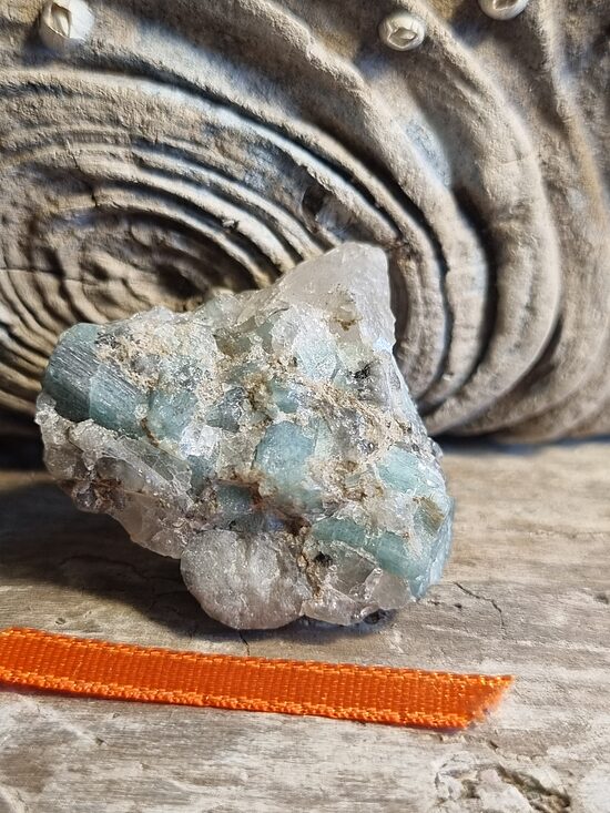 Smarads iezī "Mans līdzsvars" nr 5. Izmērs 3 x 3 cm Oranža bantīte No Brazīlijas