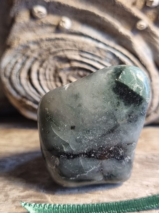 Smarads iezī "Mans līdzsvars" nr 6. Izmērs 3 x 3 cm Zaļa bantīte No Brazīlijas