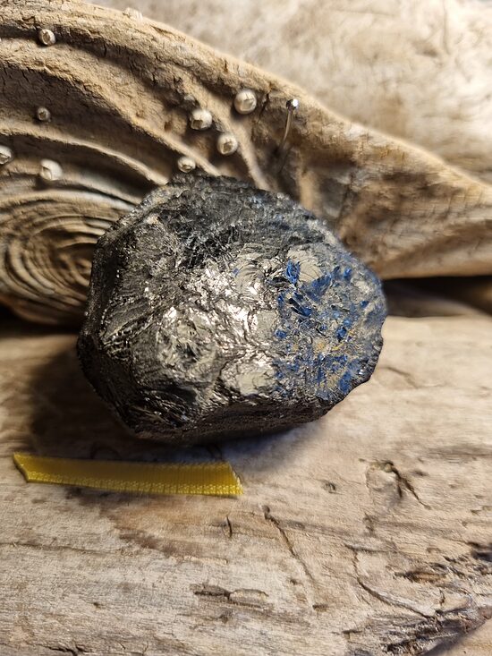 Liels neapstrādāts turmalīna kristāls "Dod spēku" nr 2. Izmērs 4.8 x 3 cm Dzeltena bantīte
