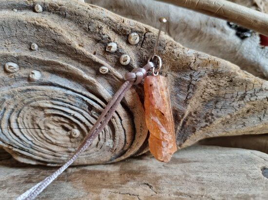 Zeltainā topāza kulons "Pārliecība par sevi" Izmers 3 x 1 cm Ar pelēku auklu No Brazīlijas