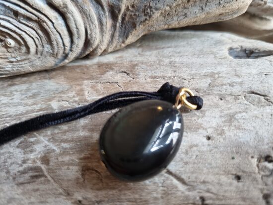 Liels varavīksnes obsidiāna kulons "Aizsargamulets" nr 1. Izmērs 2.5 x 2 cm Ar melnu auklu No Meksikas
