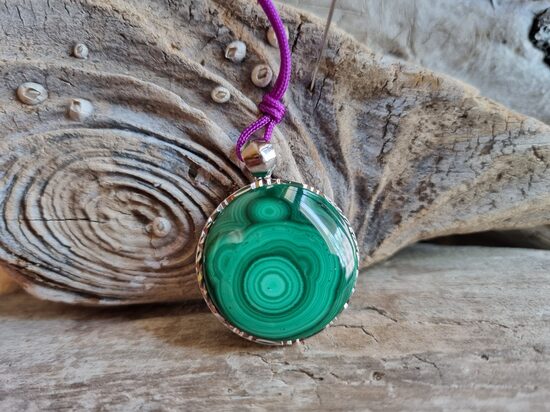 Liels malahīta kulons "Pārmaiņas dzīvē" nr 2. Izmērs 2.7 cm Ar lillā auklu Sudraba ietvars