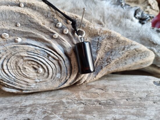 Oniksa kulons "Vienmēr aizsargāts" nr 1. Izmērs 2 x 1 cm Ar melnu auklu No Brazīlijas