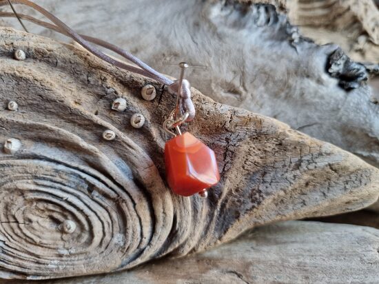 Uguns opāla kulons "Atbalsts vienmēr" nr 5. Izmērs 1.7 x 1.5 cm Ar pelēku auklu No Meksikas