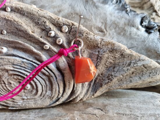 Uguns opāla kulons "Atbalsts vienmēr" nr 4. Izmērs 1.7 x 1.4 cm Ar sarkanu auklu No Meksikas