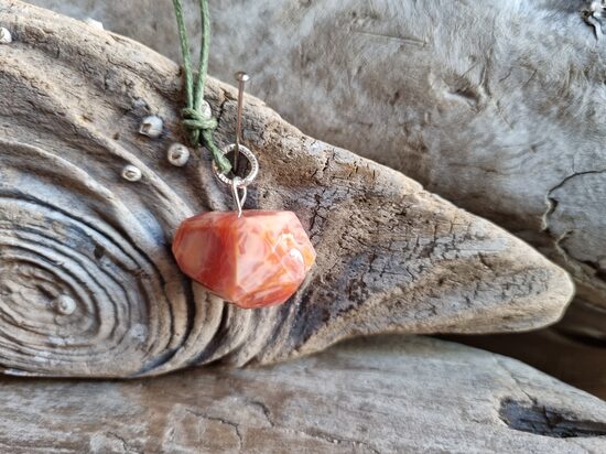 Uguns opāla kulons "Atbalsts vienmēr" nr 2. Izmērs 2.2 x 1.5 cm Ar zaļu auklu No Meksikas