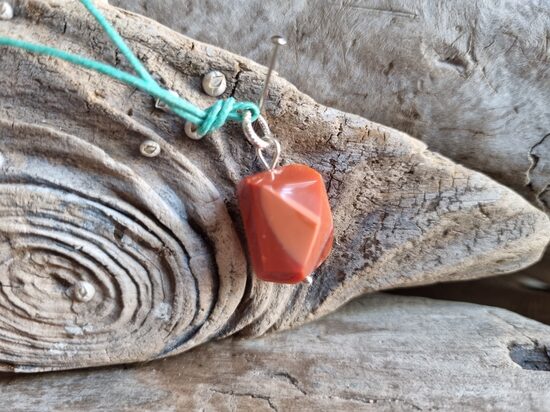 Uguns opāla kulons "Atbalsts vienmēr" nr 3. Izmērs 2 x 1.5 cm Ar zilu auklu No Meksikas