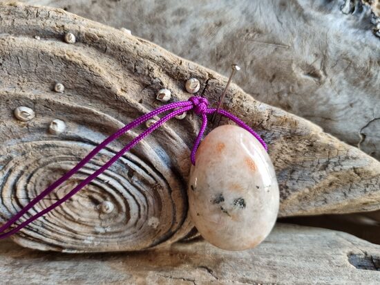 Saules akmens kulons "Labam garastāvoklim" nr 3. Izmērs 3 x 2.2 cm Ar lillā auklu No Āfrikas