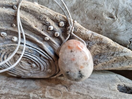 Saules akmens kulons "Labam garastāvoklim" nr 4. Izmērs 3 x 2.2 cm Ar pelēku auklu No Āfrikas