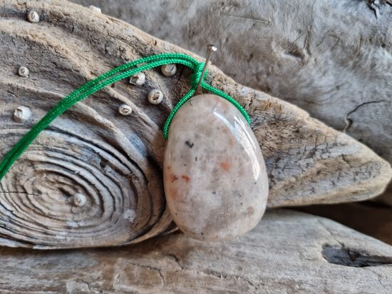 Saules akmens kulons "Labam garastāvoklim" nr 2. Izmērs 3.5 x 2.7 cm Ar zaļu auklu No Āfrikas