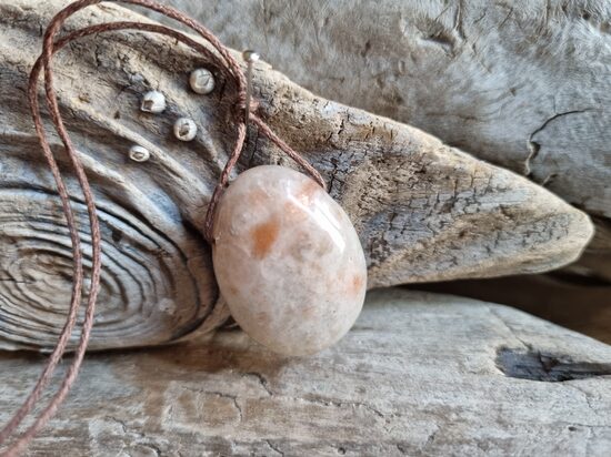 Saules akmens kulons "Labam garastāvoklim" nr 1. Izmērs 3 x 2.2 cm Ar brūnu auklu No Āfrikas