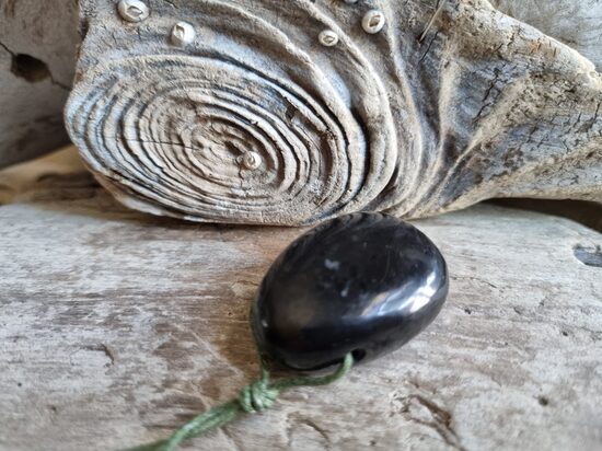 Šungīta kulons "Vienmēr sargā" nr 2. ar zaļu auklu Izmērs 3.5 x 2.5 cm No Krievijas