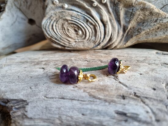 Ametista kuloni "Mātei un meitai" Izmēri 1.7 x 1 un 1 x 1 cm Zaļa bantīte bantīte Zelta krāsa