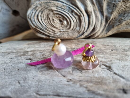 Ametista kuloni "Tev un man" Izmēri 2 x 1.2 un 1.5 x 1 cm Sarkana bantīte Zelta krāsa