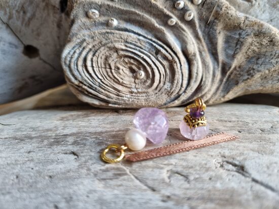 Ametista kuloni "Tev un man" Izmēri 1.7 x 1 un 1.5 x 1 cm Brūna bantīte Zelta krāsa