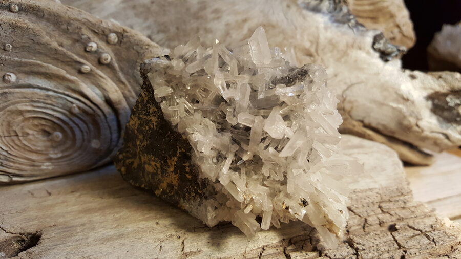 Kalnu kristāla drūza ar melnu sfalerītu ,, Stiprā ,, Izmērs 9 x 6 x 6 cm Stiprs dzīvokļa aizsargamulets, neapstrādāta