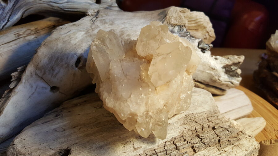 Kalnu kristāla drūza ,, Zemes dzīļu spēks,, mājas attīrīšanai un aizsardzībai Izmērs 9 x 8 x 8 , neapstrādāta