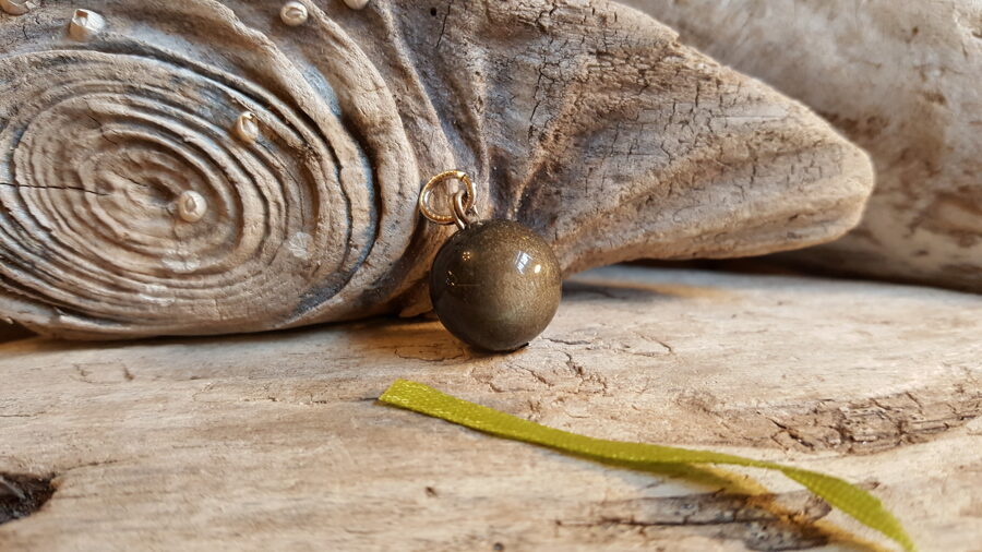 Obsidiāna kulons "Lode" 16 mm bumbiņa Ar zeltītu nokrāsu Aizsargamulets Zaļa bantīte