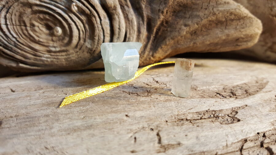 Neapstrādāts akvamarīna kristāls "Emociju līdzsvaram" nr 5. Izmēri 1.6 x 1.7 un 1.2 x 0.5 cm Dzeltena bantīte