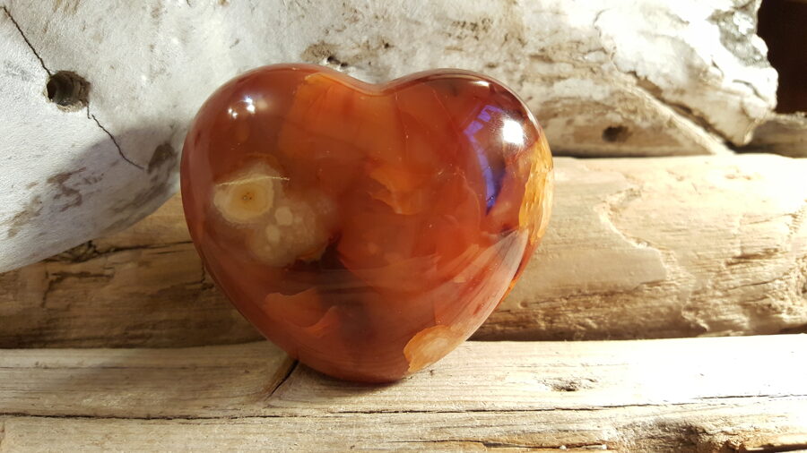 Liela karneola sirds "Enerģija" nr 1. Izmērs 7.5 x 6.5 x 2.5 cm Ar dabīgām plaisām - minerāla daba