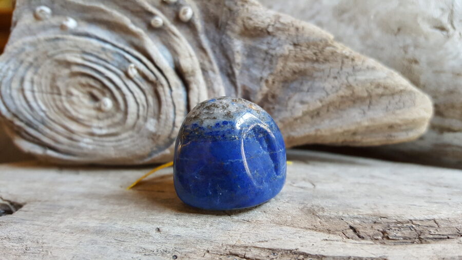 Lazurīta masāžas olis "Veiksme mīlestībā" nr 5. Izmērs 2.3 x 2.0 x 2.0 cm Dzeltena bantīte Ar dabīgām švīkām