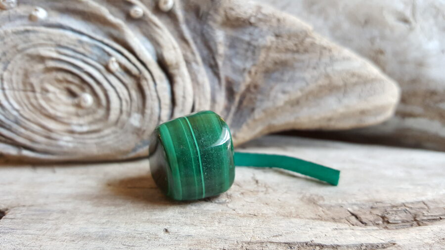 Malahīta olis "Palīdzība" nr 2. Izmērs 1.7 x 1.7 x 1.2 cm Zaļa bantīte