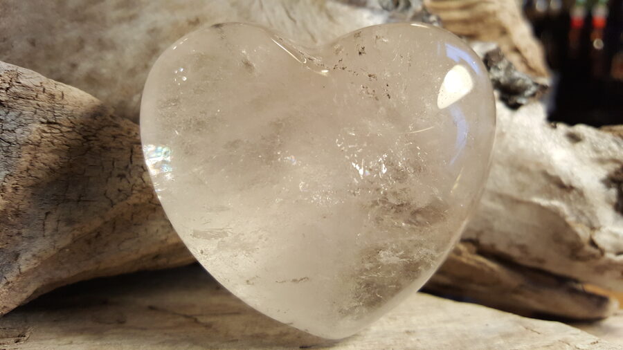 Kalnu kristāla sirds "Enerģijas uzlabošanai" Izmērs 5.5 x 5 cm Ar dabīgiem iekļāvumiem