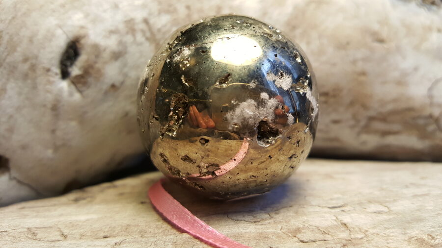 Pirīta lode "Biznesa stimulēšanai" nr 2. Izmērs 4.5 cm Rozā bantīte No Peru